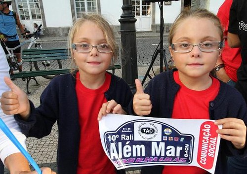 Jovens espectadoras em excelente pose no final do rali...