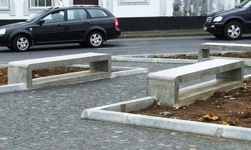 Os bancos sem costas florescem em Angra...