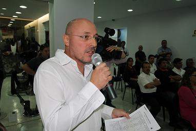 O apresentador de serviço...