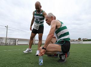 O cumprimento de Eduardo Sousa ao super-veterano José Couto.