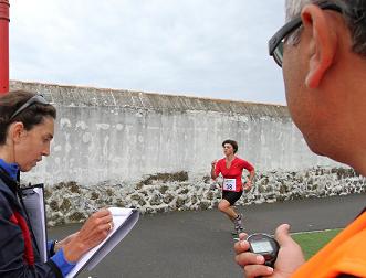 A vencedora feminina no último esforço...