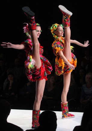 Modelos exibem, em Moscovo, as novas tendências da marca Yanastasia...