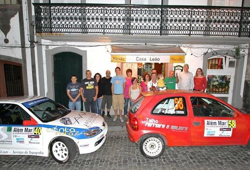 À porta da Casa Leão...depois da barriguinha bem cheia...