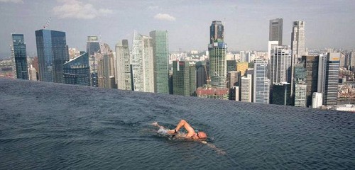 A piscina do Marina Bay Sands Hotel, em Singapura...a 200 metros de altura!