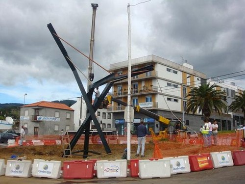 Já está no local a estrutura do Monumento ao Toiro em Angra do Heroísmo...
