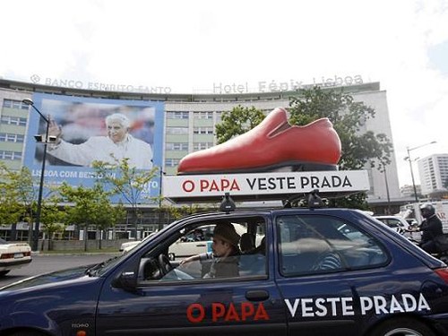 A escultura de Catarina Pestana, representando um sapato Prada que circula em Lisboa...