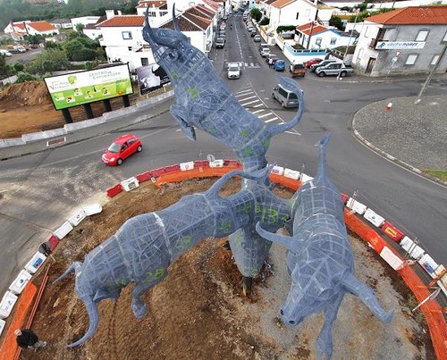 Uma perspectiva diferente do Monumento ao Toiro, em montagem na aficionada cidade de Angra...