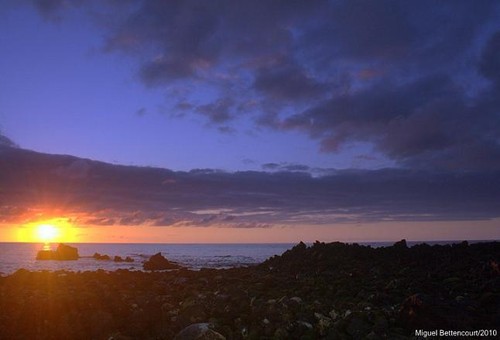 O sol a nascer no Porto Martins...é daqui a bocadinho.