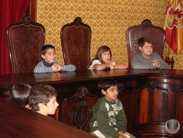 Alunos da Escola da Conceição na sala de sessões da câmara de Angra, celebram o dia do Poder Local...