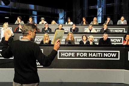 George Clooney orienta a bancada de famosos numa das acções "Hope for Haiti Now"...