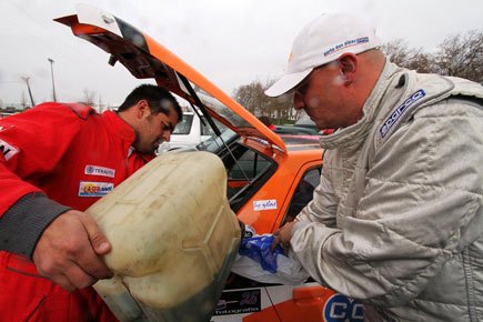 A meio da prova, abastecendo o "Laranja"...