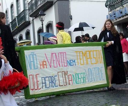 As meninas do cartaz - e a frase de abertura - do cortejo deste ano...