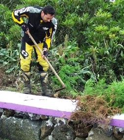 O piloto Paulo Jesus, preparando a plantação de mais um cedro...