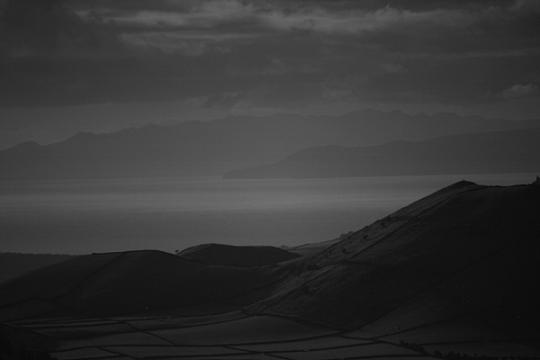 Excelente imagem, tirada da Serra do Cume com São Jorge e o Pico ao fundo...