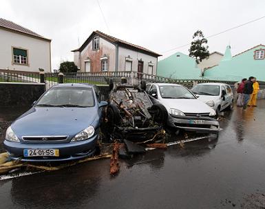 Os carros desceram a estrada como se de um rio se tratasse...