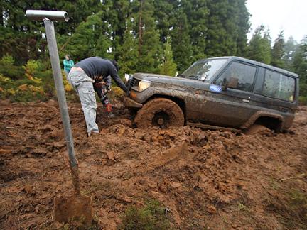 Um dos concorrentes que não se deu bem com a lama para os lados do Cabrito...