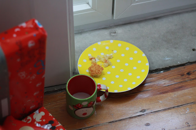 noite de consoada + leite e bolachas + pai natal + presentes + manhã de natal 