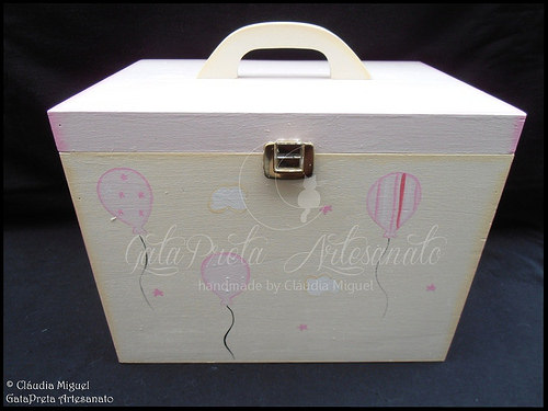 Fraldário, caixa de medicamentos, cesta, caixa para toalhitas e moldura 