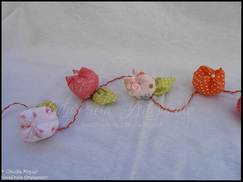 Caixa para ganchinhos, quadro e flores 