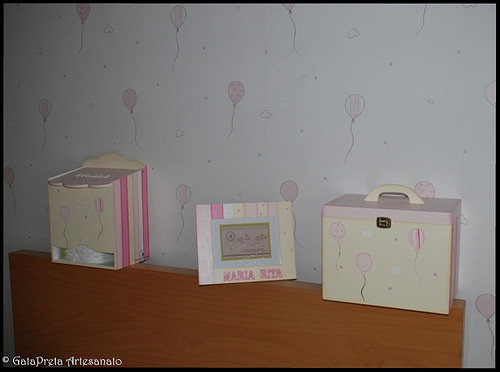 Fraldário, caixa de medicamentos, cesta, caixa para toalhitas e moldura 