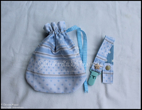 Fralda de pano, babete e prendedor de chupetas 