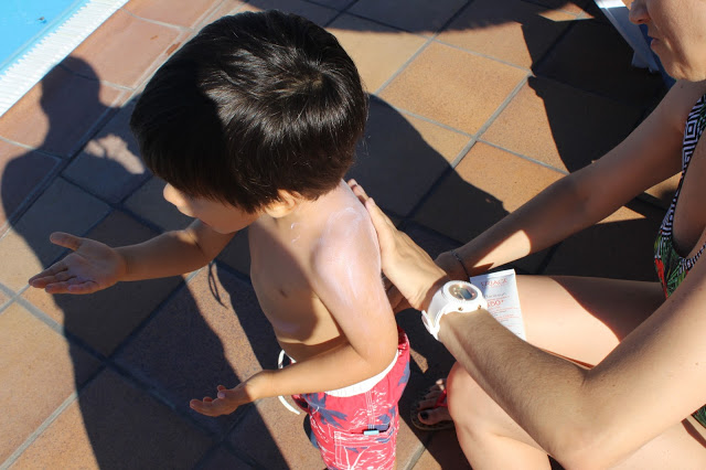 primeira ida à praia com o bebé + protector solar mineral + protecção solar para bebé + uriage + protector solar mineral uriage + primeiras férias + praia com o bebé + proteger o bebé do sol + férias com filhos + dicas para passar férias em família 