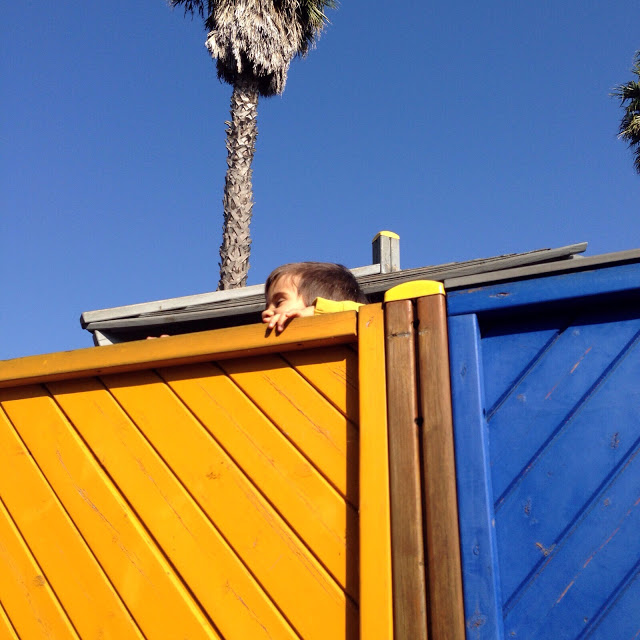 Crianças + Brincadeiras + Passeios na rua + Fim-de-semana