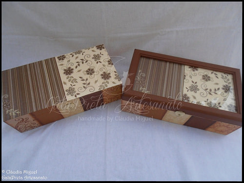 Caixa de bijuteria e de 8 relógios 