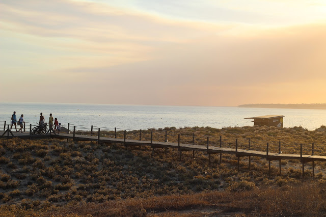 pôr do sol + praia dos salgados + algarve + férias em portugal + férias no sul de portugal + pôr do sol + passeios na praia + vidamar + hotéis para famílias