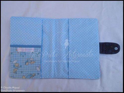Babete, fralda, capa para documentos e prendedores de chupetas 
