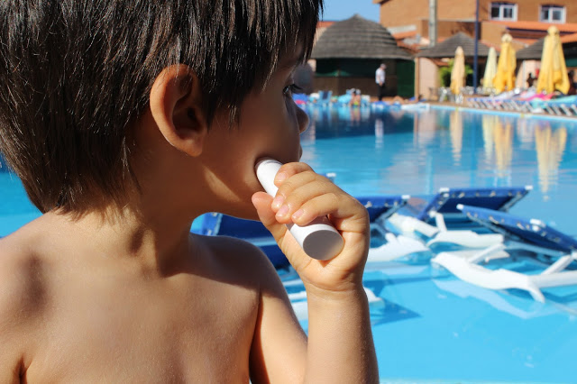 primeira ida à praia com o bebé + protector solar mineral + protecção solar para bebé + uriage + protector solar mineral uriage + primeiras férias + praia com o bebé + proteger o bebé do sol + férias com filhos + dicas para passar férias em família 