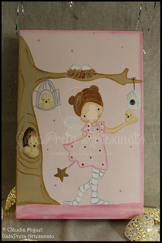 Cavalo de baloiço, tela e placa de porta 