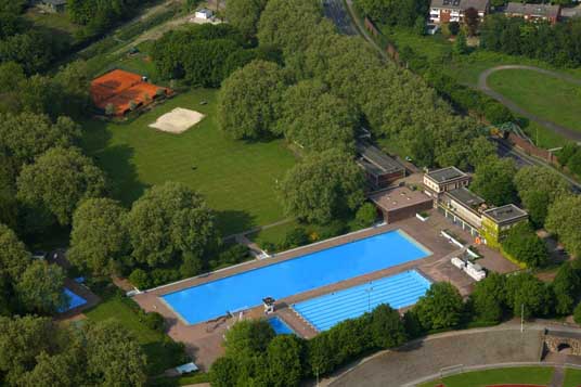 Freibad ,Gladbeck, Ruhrgebiet, NRW, Nordrhein-Westfalen, Deutschland, Europa Foto: Luftbild Hans Blossey copyright: hans@blossey.eu 02.05.2009 -