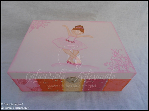 Caixa para ganchinhos, quadro e flores 