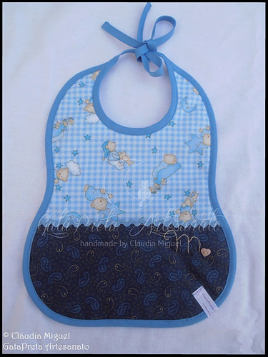 Babete, fralda, capa para documentos e prendedores de chupetas 