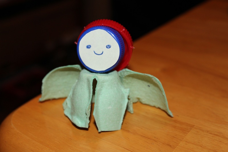 Anjo feito de material reciclado - Actividades de Natal - caixa de ovos -  Brinquedos de Papel