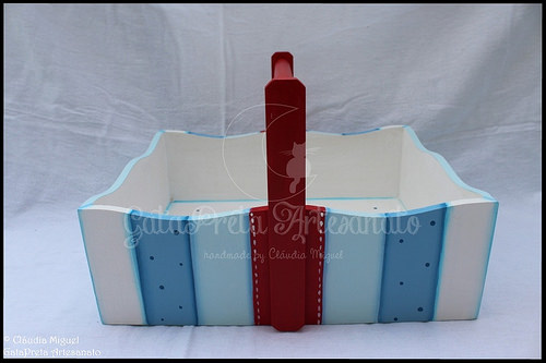 Fraldário, cesta para produtos de higiene, caixa toalhitas e placa de porta 