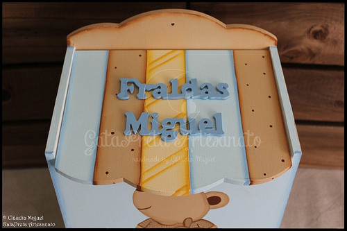 Fraldário, caixa de medicamentos, cesta, caixa para toalhitas, moldura e placa de porta 