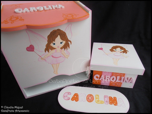 Fraldário, caixa de recordações de bebé e placa de porta 