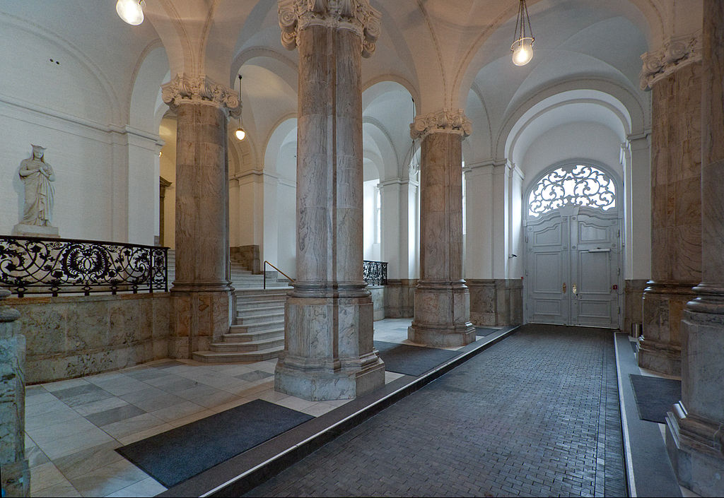 1024px-Christiansborg-Dronningeporten-2009.JPG