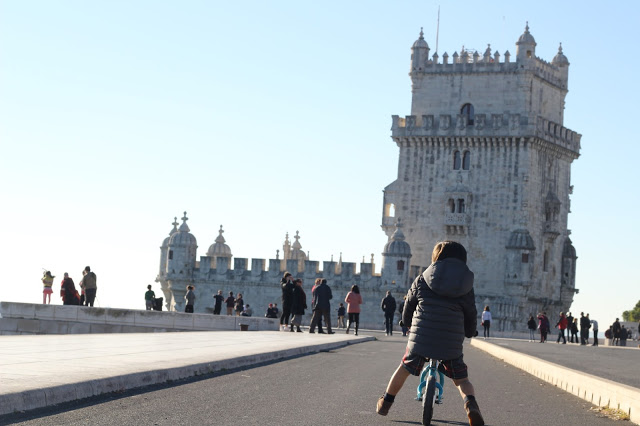 lisboa + rio tejo + dezembro de sol + bicicleta de equilíbrio + casaco de pele + dia de natal + passeios