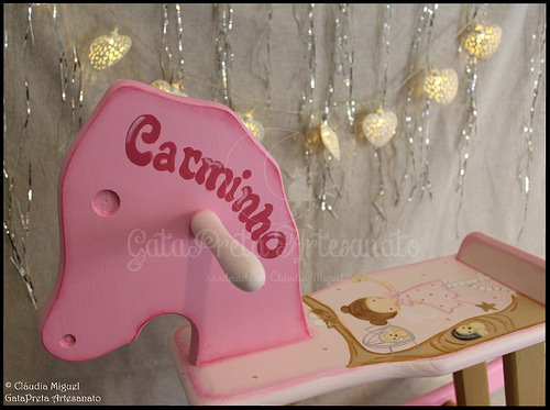 Cavalo de baloiço, tela e placa de porta 