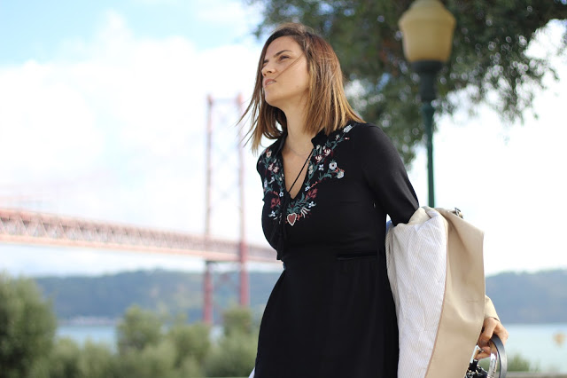 trench coat + dias de chuva + outono + look de outono + lojas C&A + vestido preto + streetstyle + look de meia estação + gabardine + zara