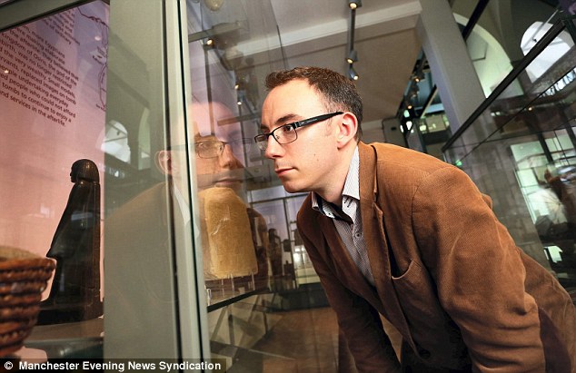 estatua egipcia museu