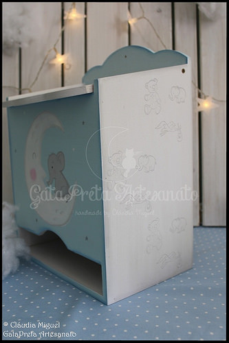 Fraldário, caixa de recordações de bebé e placa porta 