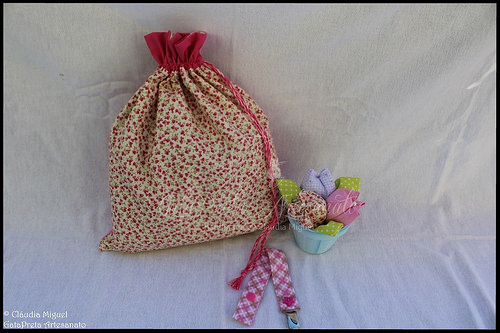 Taleigo para roupa suja do bebé e vasinho 