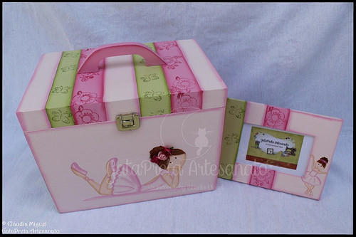 Caixa de medicamentos e moldura 