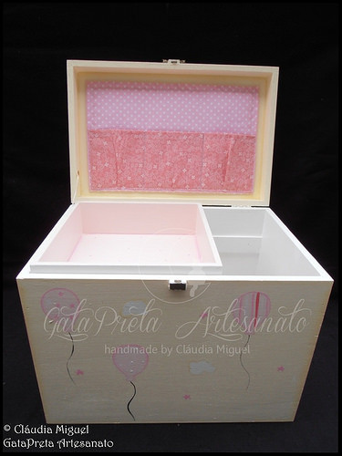 Fraldário, caixa de medicamentos, cesta, caixa para toalhitas e moldura 