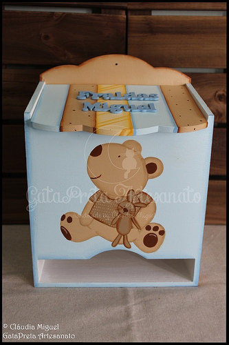 Fraldário, caixa de medicamentos, cesta, caixa para toalhitas, moldura e placa de porta 