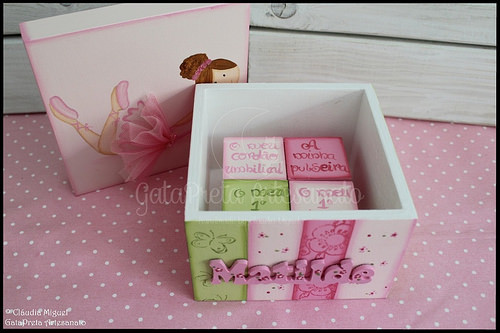 Caixa de medicamentos e moldura 